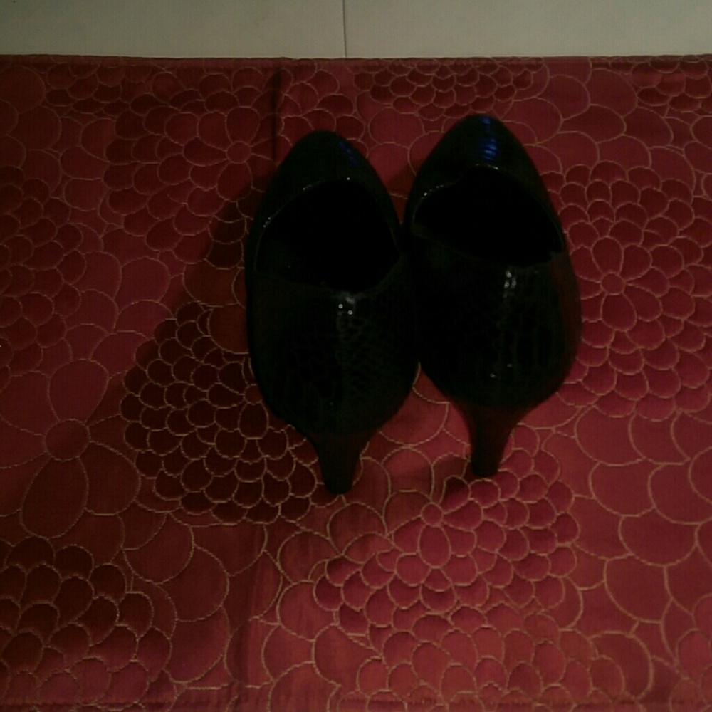 Shoes - Picture 3 of 6